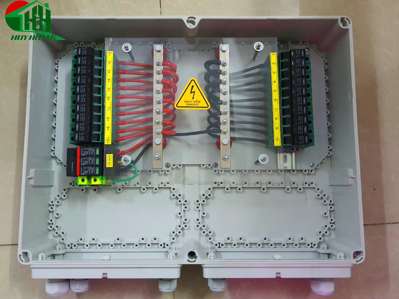 Tủ DC Combiner box
